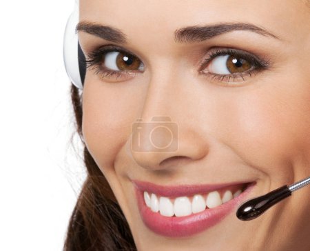 Foto de Retrato de feliz sonriente joven operador de teléfono de apoyo en auriculares, aislado sobre fondo blanco - Imagen libre de derechos