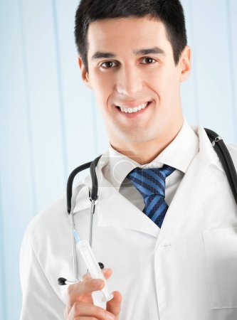 Téléchargez les photos : Portrait de médecin joyeux avec seringue - en image libre de droit