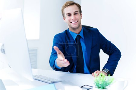 Foto de Retrato de joven feliz hombre de negocios sonriente dando la mano por apretón de manos, en traje azul. Éxito en los negocios, empleo y educación. - Imagen libre de derechos