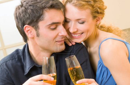 Foto de Retrato de alegre pareja sonriente con champán, interior - Imagen libre de derechos