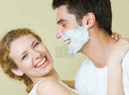 Téléchargez les photos : Couple joyeux s'amuser ensemble - en image libre de droit