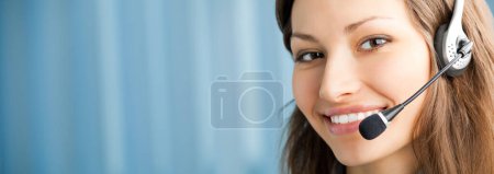 Foto de Joven alegre sonriente soporte telefónico operador femenino en auriculares en la oficina, con copyspace. Para proporcionar la máxima calidad, he hecho esta imagen, por combinación de dos fotos
. - Imagen libre de derechos