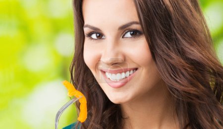 Téléchargez les photos : Portrait de jeune femme souriante heureuse avec salade de légumes végétarienne, en plein air - en image libre de droit
