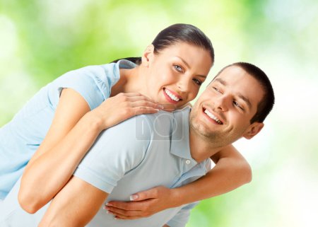 Téléchargez les photos : Portrait de jeune heureux souriant beau couple amoureux embrassant, à l'extérieur - en image libre de droit