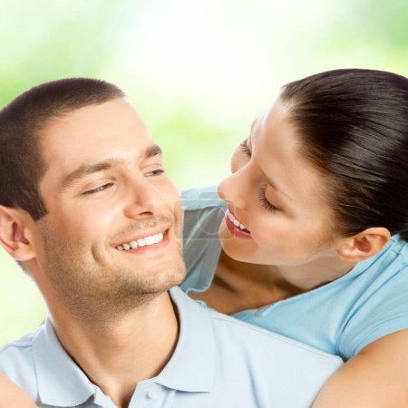 Foto de Retrato de joven feliz sonriente atractiva pareja amorosa abrazo, al aire libre - Imagen libre de derechos