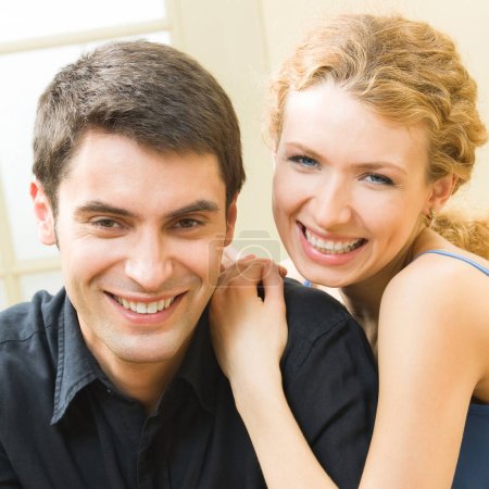 Téléchargez les photos : Joyeux jeune couple souriant, intérieur - en image libre de droit