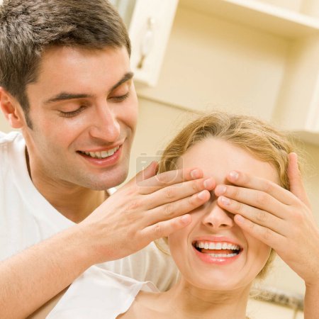 Téléchargez les photos : Joyeux jeune couple souriant, intérieur - en image libre de droit