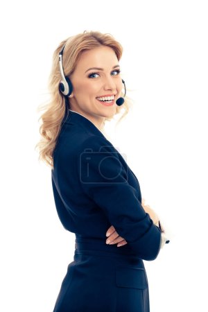 Foto de Centro de llamadas. Sonriente joven operador de telefonía de soporte femenino en auriculares, aislado sobre fondo blanco. Modelo rubio caucásico en servicio al cliente ayuda concepto de consultoría. - Imagen libre de derechos