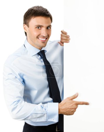 Foto de Feliz joven hombre de negocios sonriente mostrando letrero en blanco, aislado sobre fondo blanco - Imagen libre de derechos