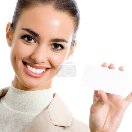 Téléchargez les photos : Heureuse femme d'affaires souriante montrant carte de visite vierge, isolée sur fond blanc - en image libre de droit