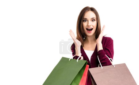Foto de Mujer joven hermosa muy feliz en ropa informal roja con bolsas de compras, aislado sobre fondo blanco. Concepto de cliente, compras y ventas. - Imagen libre de derechos