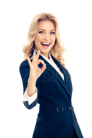 Téléchargez les photos : Heureuse jeune femme d'affaires souriante montrant un geste de signe de main correct, sur fond blanc. Modèle blond caucasien dans le concept de réussite commerciale. - en image libre de droit