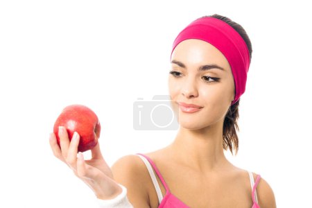 Téléchargez les photos : Portrait de femme en tenue de sport rouge avec pomme, isolé sur blanc - en image libre de droit