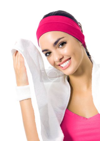 Foto de Retrato de mujer joven feliz sonriente en ropa de fitness roja con toalla, aislada sobre fondo blanco - Imagen libre de derechos
