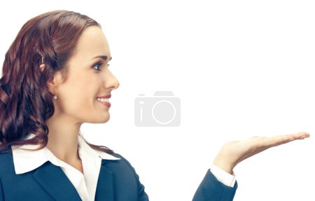 Téléchargez les photos : Joyeux sourire jeune femme d'affaires montrant zone vierge pour signe ou copyspase, isolé sur fond blanc - en image libre de droit