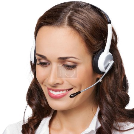 Foto de Retrato de feliz sonriente joven operador de teléfono de apoyo en auriculares con ordenador portátil, aislado sobre fondo blanco - Imagen libre de derechos