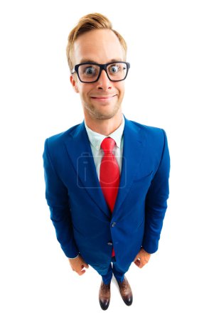 Foto de Retrato de cuerpo completo de joven empresario divertido en gafas, traje de confianza azul y corbata roja, plano de vista de ángulo superior, aislado sobre fondo blanco. Concepto empresarial. - Imagen libre de derechos