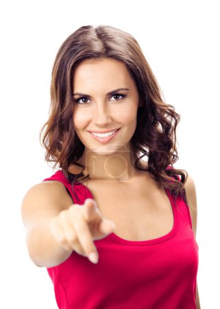 Foto de Sonriente mujer joven hermosa en ropa roja elegante casual, mostrando copyspace, imaginario visual o algo, o presionando el botón virtual, aislado sobre fondo blanco - Imagen libre de derechos