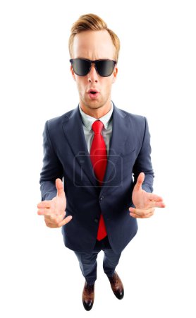 Téléchargez les photos : Je suis cool ! Portrait complet du jeune homme d'affaires drôle en lunettes de soleil, costume confiant et cravate rouge, vue d'angle supérieur, isolé sur fond blanc. Concept d'entreprise. - en image libre de droit