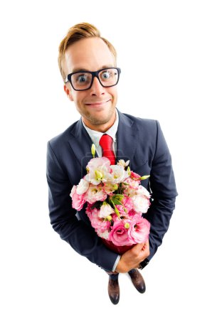 Ganzkörperporträt eines lustigen jungen Geschäftsmannes mit Brille, selbstbewusstem Anzug und roter Krawatte, Blumenstrauß in der Hand, Aufnahme aus der Vogelperspektive, isoliert vor weißem Hintergrund. Geschäftskonzept.