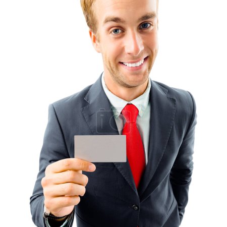 Téléchargez les photos : Portrait corporel complet d'un homme d'affaires drôle en costume noir confiant et cravate rouge, montrant une carte de crédit vierge d'affaires ou en plastique, avec zone d'copyspace pour le texte ou le slogan, vue d'angle supérieur isolé sur blanc - en image libre de droit