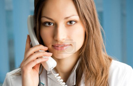 Téléchargez les photos : Portrait de jeune femme joyeuse et souriante médecin au téléphone, au bureau - en image libre de droit