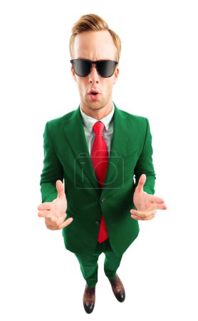 Foto de ¡Soy genial! Retrato de cuerpo completo de joven empresario divertido en gafas de sol, traje verde confiado y corbata roja, plano de vista de ángulo superior, aislado sobre fondo blanco. Concepto empresarial. - Imagen libre de derechos