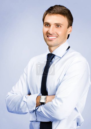 Téléchargez les photos : Portrait de jeune homme d'affaires souriant heureux, sur fond violet - en image libre de droit