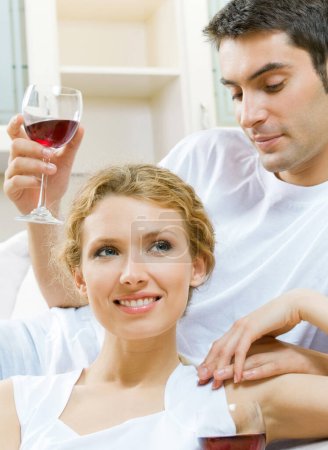 Téléchargez les photos : Portrait de couple souriant joyeux avec des verres de vin rouge, à l'intérieur - en image libre de droit