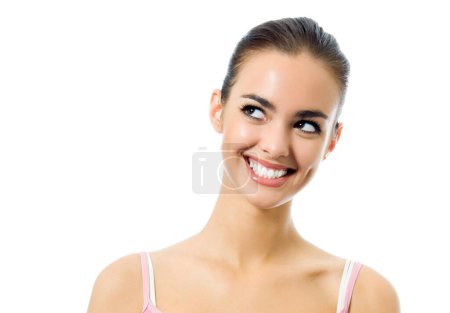 Téléchargez les photos : Portrait de jeune femme souriante heureuse, isolée sur fond blanc - en image libre de droit