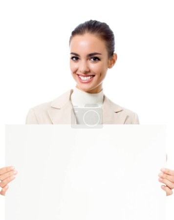 Téléchargez les photos : Heureuse jeune femme d'affaires montrant panneau vierge, isolé sur fond blanc - en image libre de droit