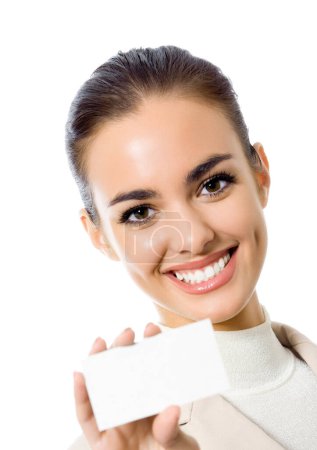 Foto de Feliz sonriente mujer de negocios mostrando la tarjeta de visita en blanco, aislado sobre fondo blanco - Imagen libre de derechos