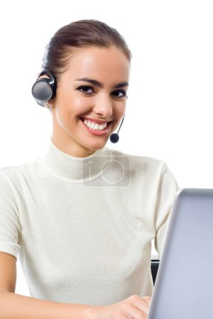 Téléchargez les photos : Portrait de joyeux souriant jeune opérateur de téléphone de soutien à la clientèle dans un casque avec ordinateur portable, isolé sur fond blanc - en image libre de droit