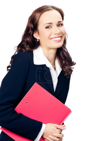 Téléchargez les photos : Portrait de femme d'affaires souriante heureuse avec dossier rouge, isolé sur fond blanc - en image libre de droit