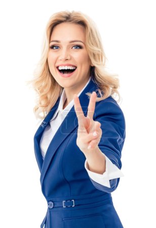 Foto de Feliz sonrisa hermosa joven empresaria en traje azul confiado, mostrando dos dedos o gesto de victoria, aislado sobre fondo blanco - Imagen libre de derechos