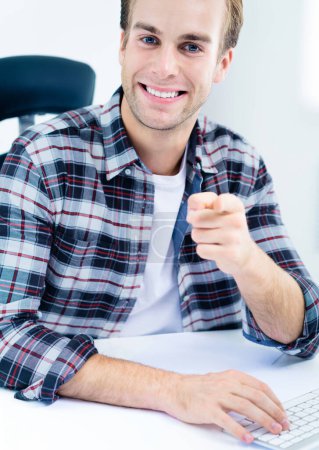Foto de Retrato de un hombre feliz sonriente con ropa elegante casual, apuntándote a ti, en el lugar de trabajo. Éxito en los negocios, tiro concepto de trabajo. - Imagen libre de derechos