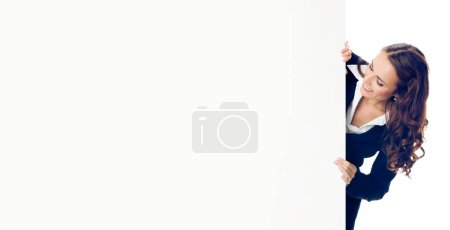Foto de Feliz joven empresaria mostrando letrero en blanco, aislado sobre fondo blanco. Espacio de copia en blanco para algunos anuncios, eslogan o texto. - Imagen libre de derechos