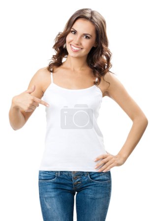 Téléchargez les photos : Joyeux sourire belle jeune femme montrant copyspace pour certains texte, publicité ou slogan, isolé sur fond blanc - en image libre de droit