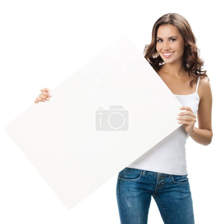 Téléchargez les photos : Joyeux sourire belle jeune femme montrant panneau vierge avec copyspace pour certains texte, publicité ou slogan, isolé sur fond blanc - en image libre de droit