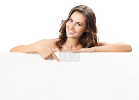 Foto de Feliz sonrisa hermosa joven mostrando letrero en blanco con espacio de copia para algún texto, publicidad o eslogan, aislado sobre fondo blanco - Imagen libre de derechos