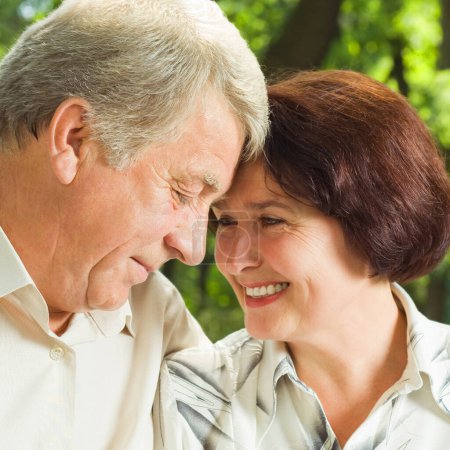 Téléchargez les photos : Portrait de couple heureux souriant senior embrassant, extérieur - en image libre de droit