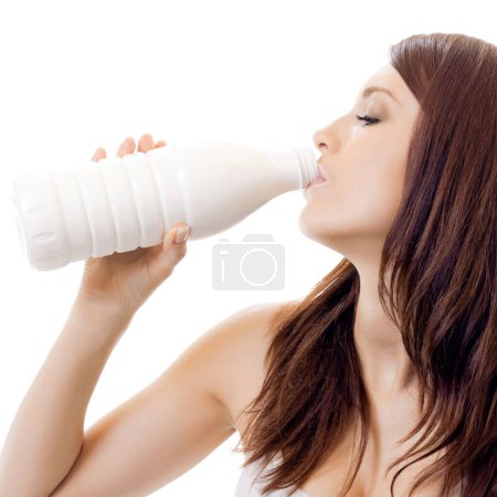 Foto de Hermosa joven bebiendo leche, aislada sobre fondo blanco - Imagen libre de derechos