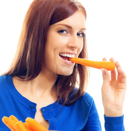 Téléchargez les photos : Femme heureuse mangeant des carottes, isolée sur fond blanc - en image libre de droit