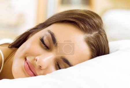 Téléchargez les photos : Portrait de belle femme dormant sur le lit - en image libre de droit