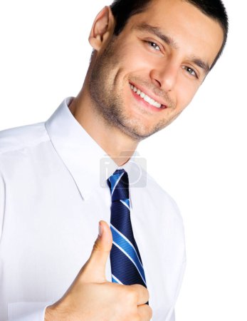 Téléchargez les photos : Heureux homme d'affaires souriant avec les pouces vers le haut geste, isolé sur fond blanc - en image libre de droit