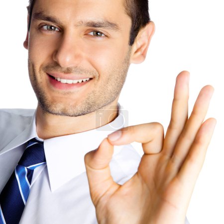 Téléchargez les photos : Heureux homme d'affaires souriant avec un geste correct, isolé sur fond blanc - en image libre de droit