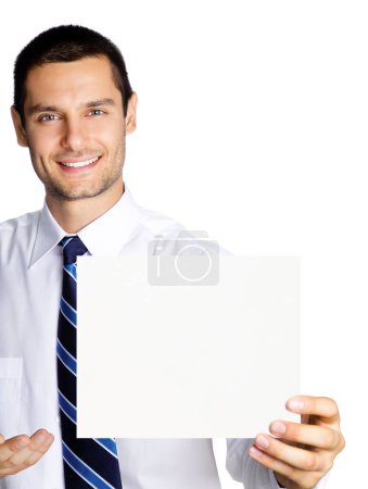 Téléchargez les photos : Heureux homme d'affaires souriant montrant enseigne vierge avec copyspace pour certains texte, publicité ou slogan, isolé sur fond blanc - en image libre de droit