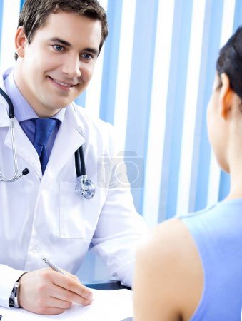 Retrato del sonriente médico y paciente femenino