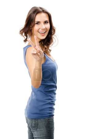 Foto de Feliz sonrisa hermosa joven mostrando dos dedos o gesto de victoria, aislado sobre fondo blanco - Imagen libre de derechos