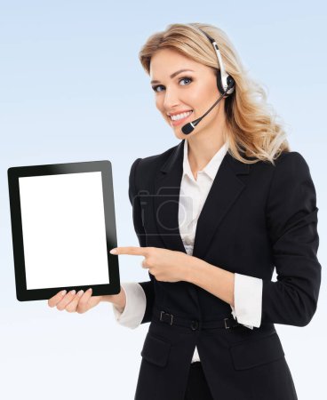 Foto de Operador de teléfono de atención al cliente en auriculares que muestran el monitor de PC de tableta sin nombre en blanco, con área de espacio de copia para algún texto o eslogan, sobre fondo azul - Imagen libre de derechos